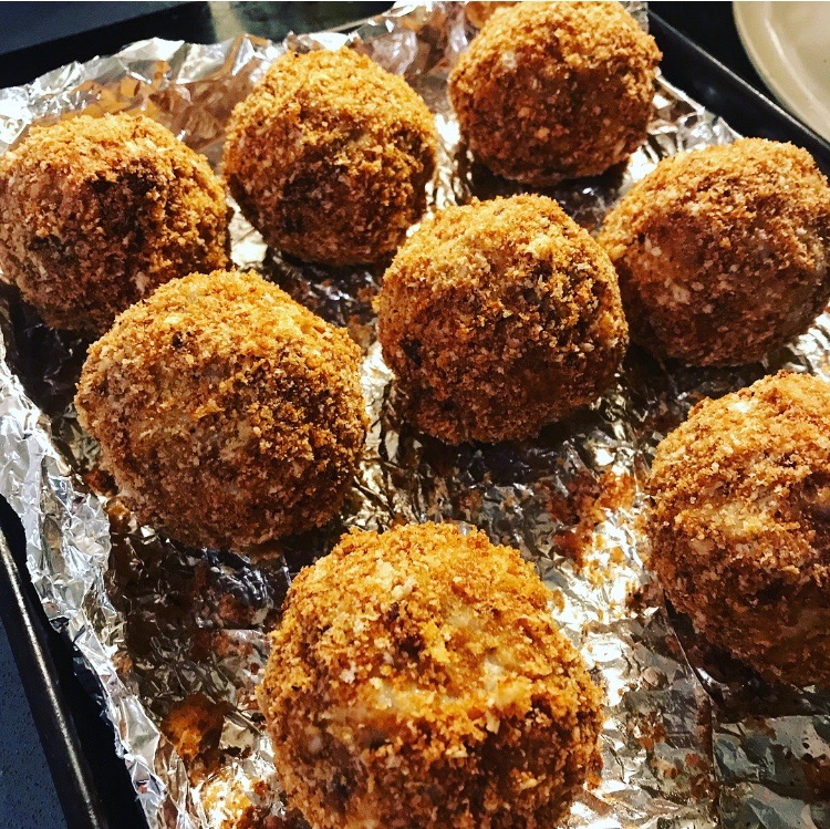 How to make oven-baked blue cheese, mushroom and bacon arancini {What to do with leftover risotto)